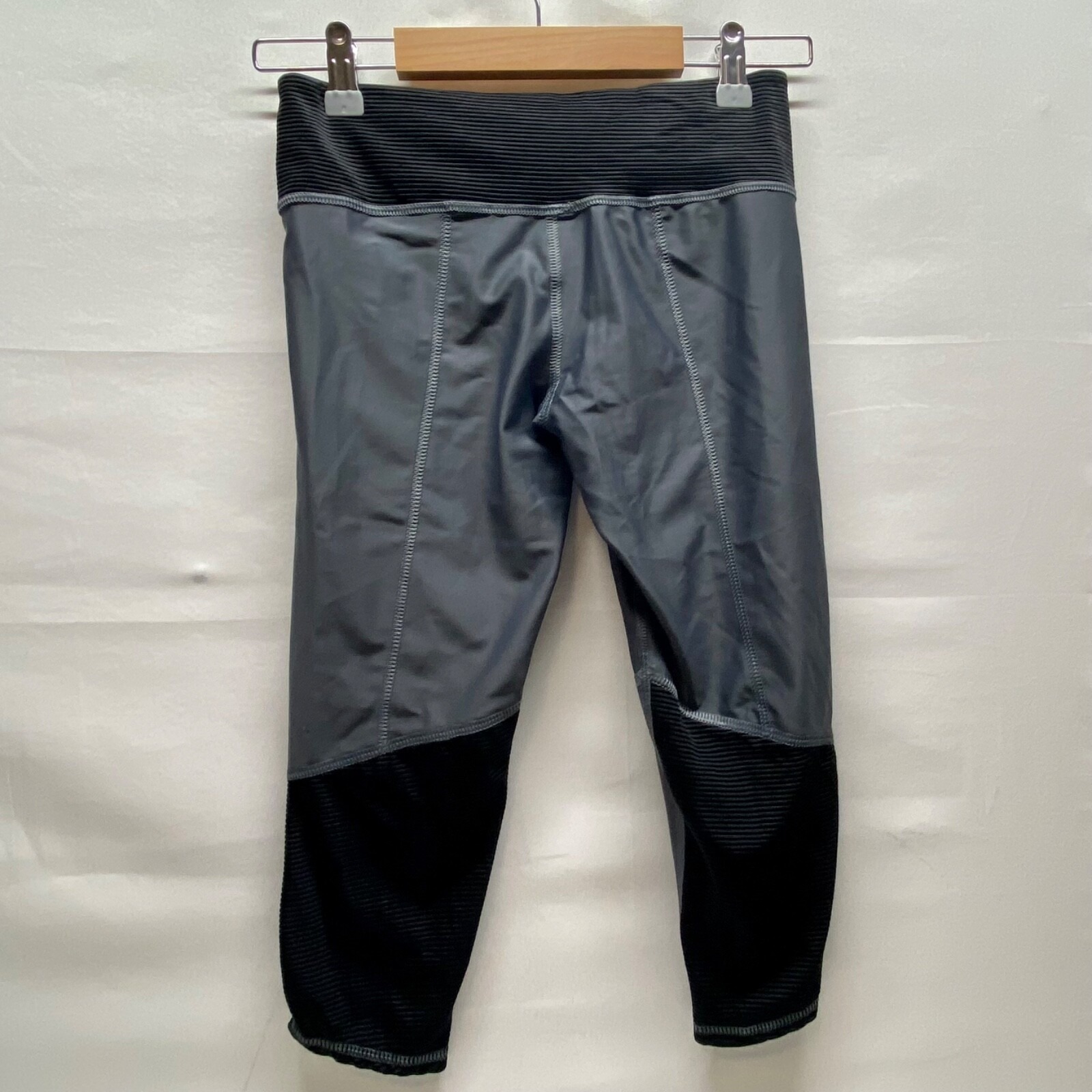 Spiritual Gangster Leggings Women's Xs/S Grey Black Colorblock Crop/Capri Nwt — image 7 of 8